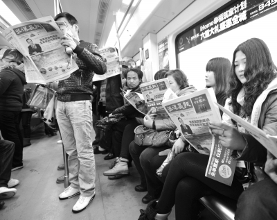 武汉晨报轻轨试投放受热捧