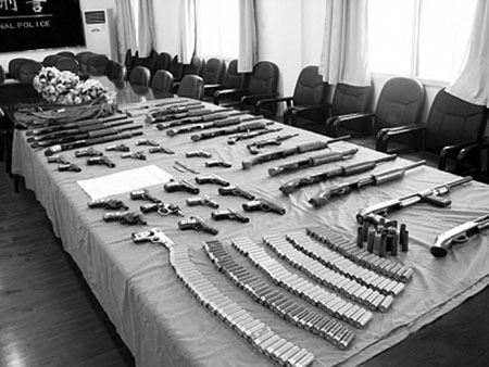 警方打黑时缴获的枪支、子弹