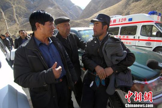 图为一名目击者(右一)向救援人员讲述雪崩现场情况。