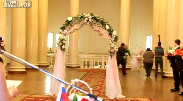 最尴尬<em>婚礼</em>视频:新娘摔倒婚纱裙<em>脱落</em> 半裸示