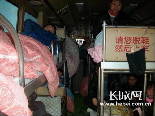 秦皇岛:郑州发往沈阳的大型卧铺客车超载四人