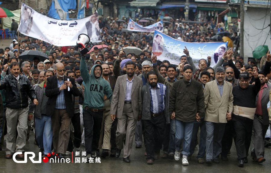 印控克什米尔公务员游行 要求延长退休年龄(高