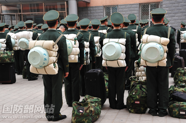 整装待发的国防生。