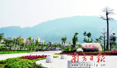 近年新建的占地百亩的火炉山北广场。 &