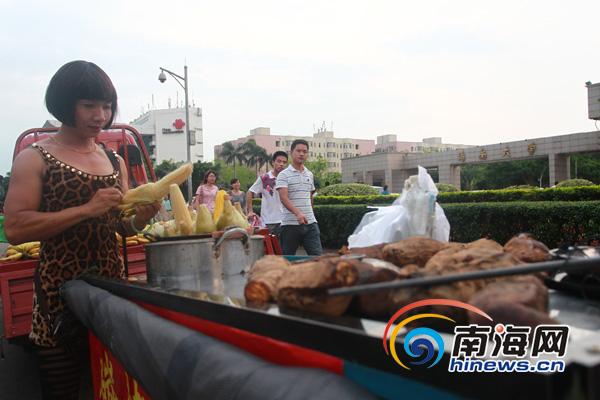 “地瓜哥”除了卖地瓜，还卖玉米  （南海网记者 陈望摄）