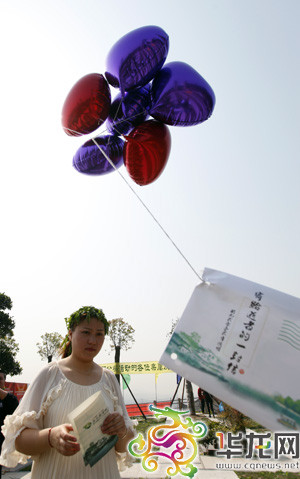 工作人员将寄给逝者的一封信用氢气球送上“天国”。记者 李文科 摄