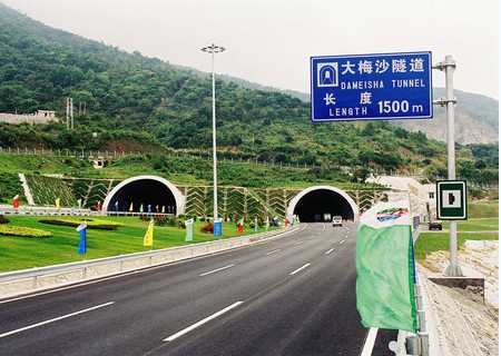 金牛山隧道下穿京福高速公路施工风险评估分析