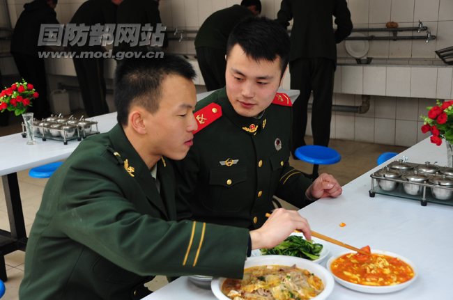 到达中队,战士们已经吃过了午饭,炊事班特意为蔡东桦留了饭,刘帅班长贴心地陪东桦吃饭。