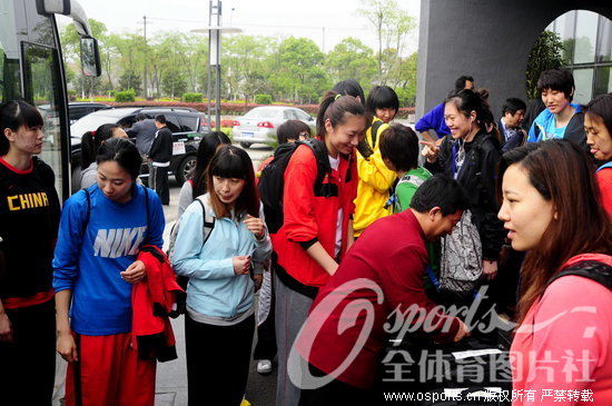 (图)中国女篮抵达无锡 备战与古巴女篮热身赛