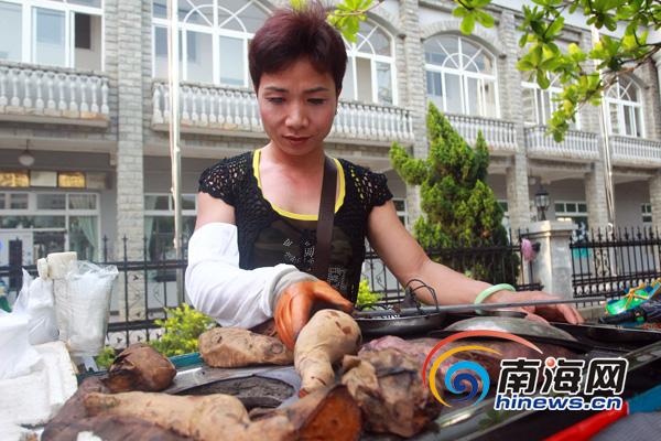 “地瓜哥”在景山学校门口卖地瓜  （南海网记者 陈望摄）