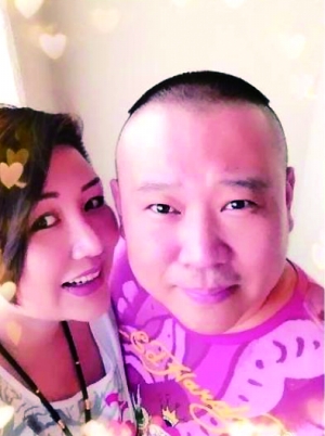 郭德纲于17日19睦34分在微博上传了一张他和老婆王惠的恩爱自拍照