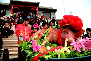 　　▲渔民在“谷雨”这天举行传统的祭海神活动,为感谢海神赐予丰厚的鱼虾,并祈求神灵保佑,愿天天鱼虾满仓。　　◤渔民端出早已准备好的祭品。