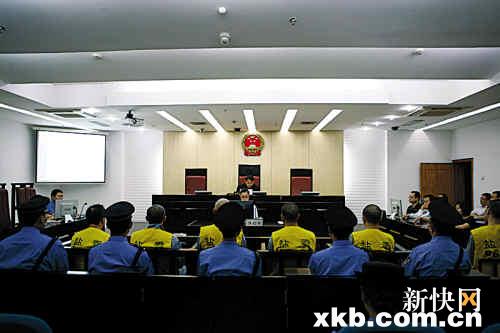 ■八名被告人昨日接受一审判决。通讯员供图