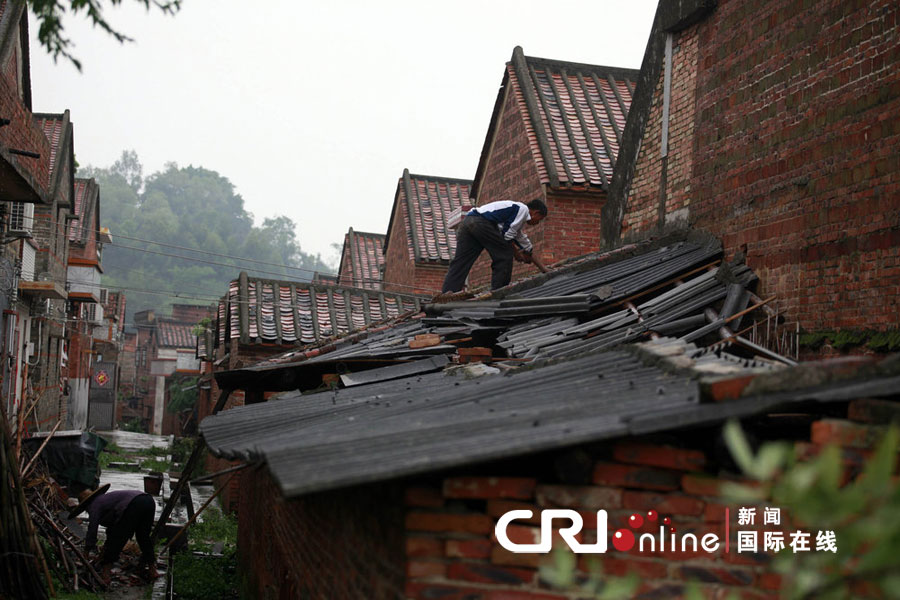 2012年4月18日，广东佛山市三水区大塘镇莲滘村遭遇龙卷风袭击，村民忙着清理被大风掀起的屋顶。图片来源：cfp