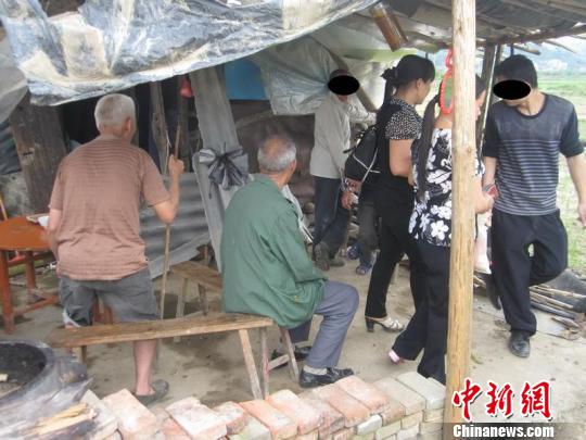 警方控制涉黄人员。　朱庭源　摄