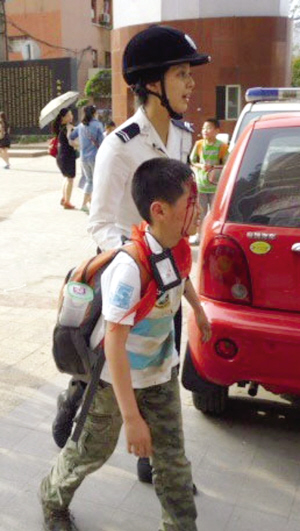 小男孩和女交巡警