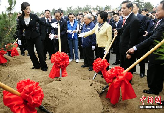 泰国总理英拉北京植中泰友谊树