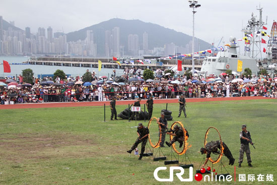 驻港部队官兵为香港市民表演军事技能