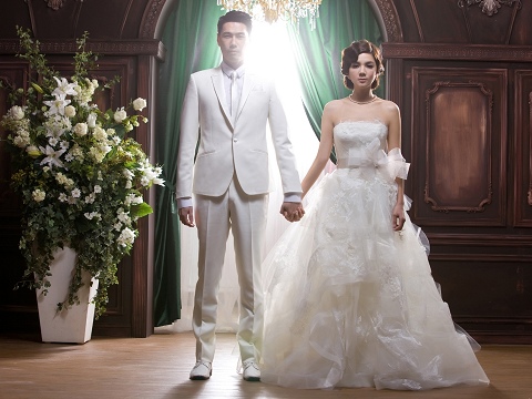 组图:Ella披45万梦幻婚纱 大秀诱人美背流露女人味_台湾频道_凤凰网