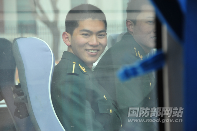 出发的路上,蔡东桦碰到自己的国防生同学,他们隔着车窗,露出灿烂的笑容。