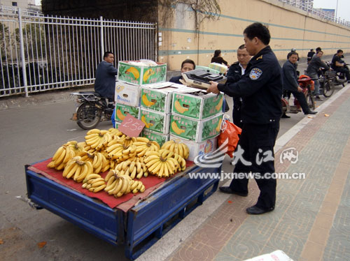 占道卖水果(图)