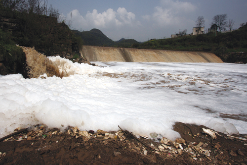 遵义市湘江河杨粲墓河段 河面泛泡沫、裹泥浆