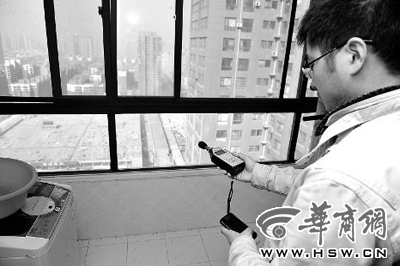 　　3月24日上午，实验人员在凤城六路一高层商住楼进行噪音强度检测 本报记者 宁峰 摄