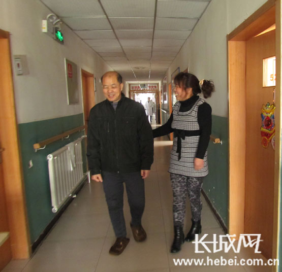 护工在帮助盲人散步。长城网 刘振山 摄