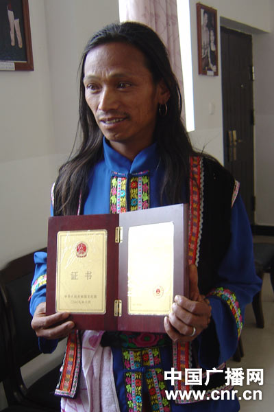 云南大理南涧彝族自治县云南省非物质文化遗产跳菜传承人鲁朝金（记者晓兰 摄）