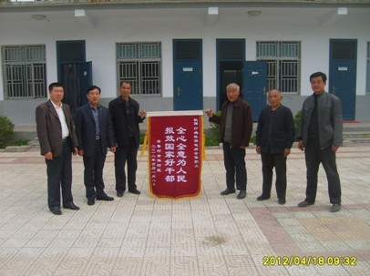 台前县供电局负责任送去温暖 相亲赠锦旗带来