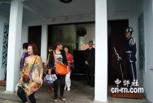 大溪头寮陵寝游客不少