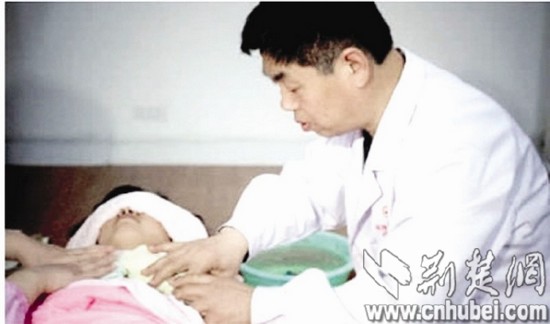 图为：老徐现场为产妇催乳