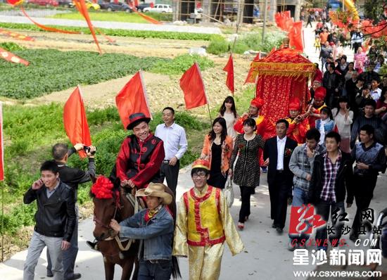 迎亲队伍吸引许多村民围观.章帝 摄