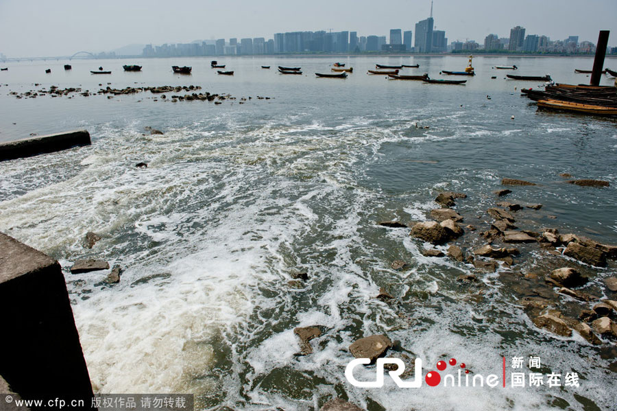 2012年4月22日，杭州，钱江三桥附近水域出现大面积黑色污水带。