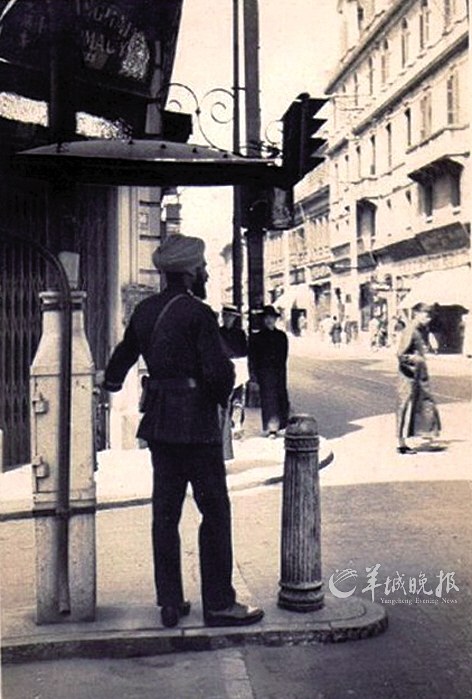 　　←图为上世纪20年代，上海租界印度锡克族交警用手控制红绿交通信号灯。