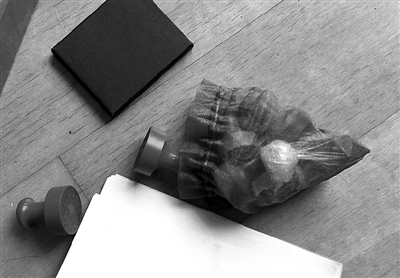 顾春芳“跑路”后，在她家里发现了数枚不同公司的公章。资料图片