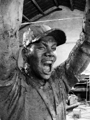 美国最大篮球杂志关注中国球迷为马布里塑像