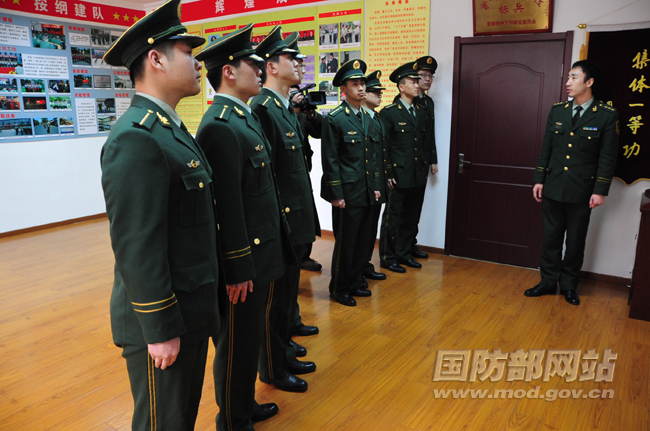 荣誉室里,蔡东桦认真参观,领略荣誉历程。