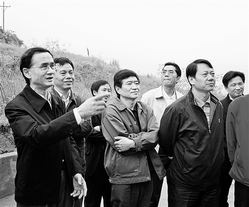 民建市委会组织会内专家在巴南区开展农村水利工程设施建设专题调研。