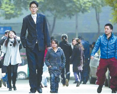 身高让张梦永出名,也让他的身体易受伤害。(资料图片)