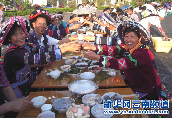 在云南墨江参加长街宴的哈尼族群众(5月1日摄).
