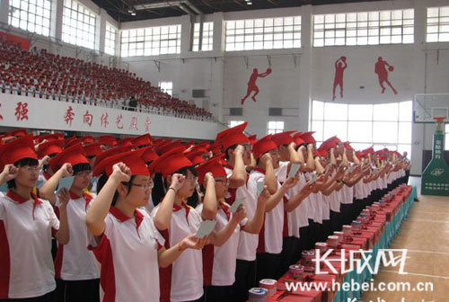 武安市第一中学2010级成人礼仪式在校举行(图)_资讯频道_凤凰网
