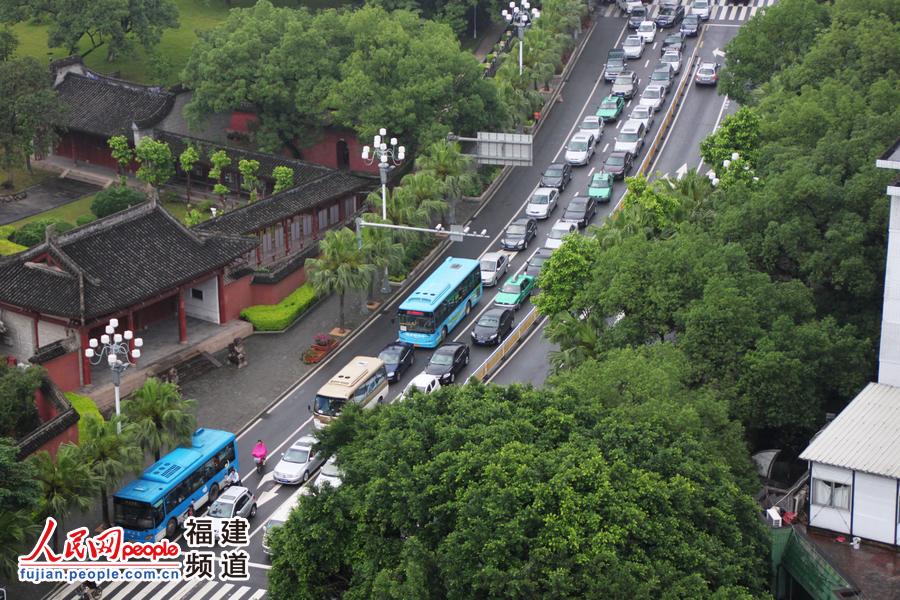 今早上班高峰福州鼓屏路交通瘫痪 堵车3小时!