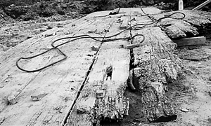 考古人员介绍，这是一艘宋代的商船，它的出土，说明古代宿州商业的繁荣和便利的交通条件。