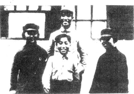 1936年1月，“人民抗日剧社”成立，社长赵品三（后）与小社员。