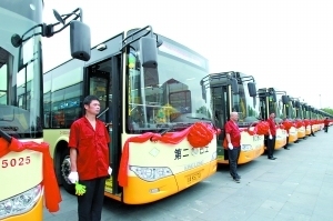 第二批公交线路昨开通。 记者陈安摄