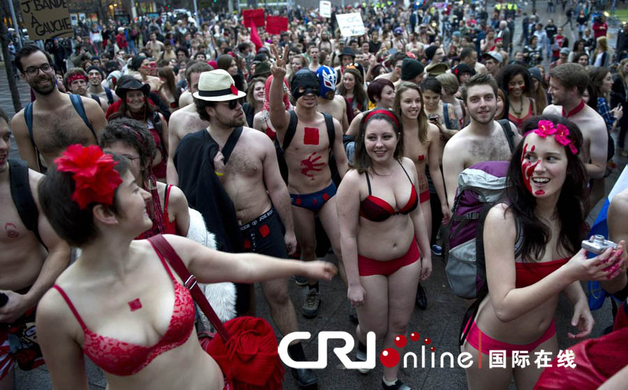 加拿大蒙特利尔大学生半裸游行抗议学费高涨(