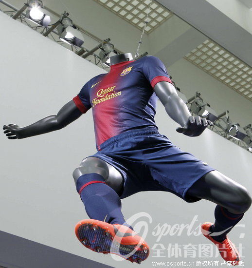 (图)巴塞罗那发布新赛季球衣 渐变色流行元素穿