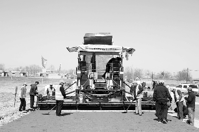 宁正长二级公路铺油罩面现场