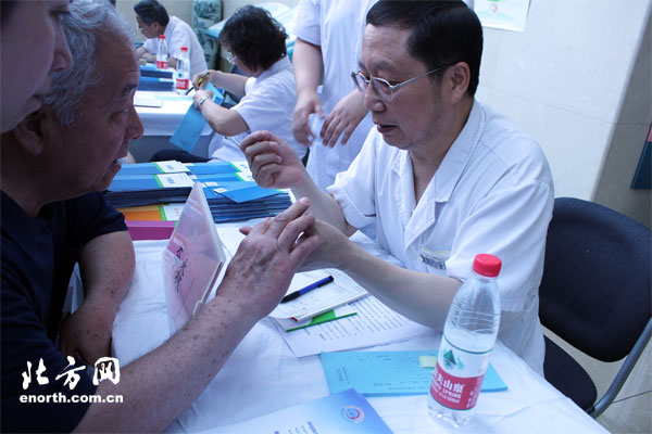 天津医大二院为皮肤病患者开展大型义诊活动